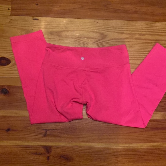 Lululemon size 6 hot pink capris - Picture 1 of 4